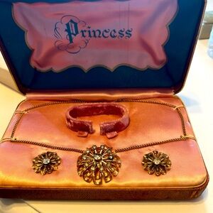 VINTAGE PRINCESS COSTUME GOLD/RHINESTONES FLORAL SHAPE‎ NECKLACE EARRING SET
